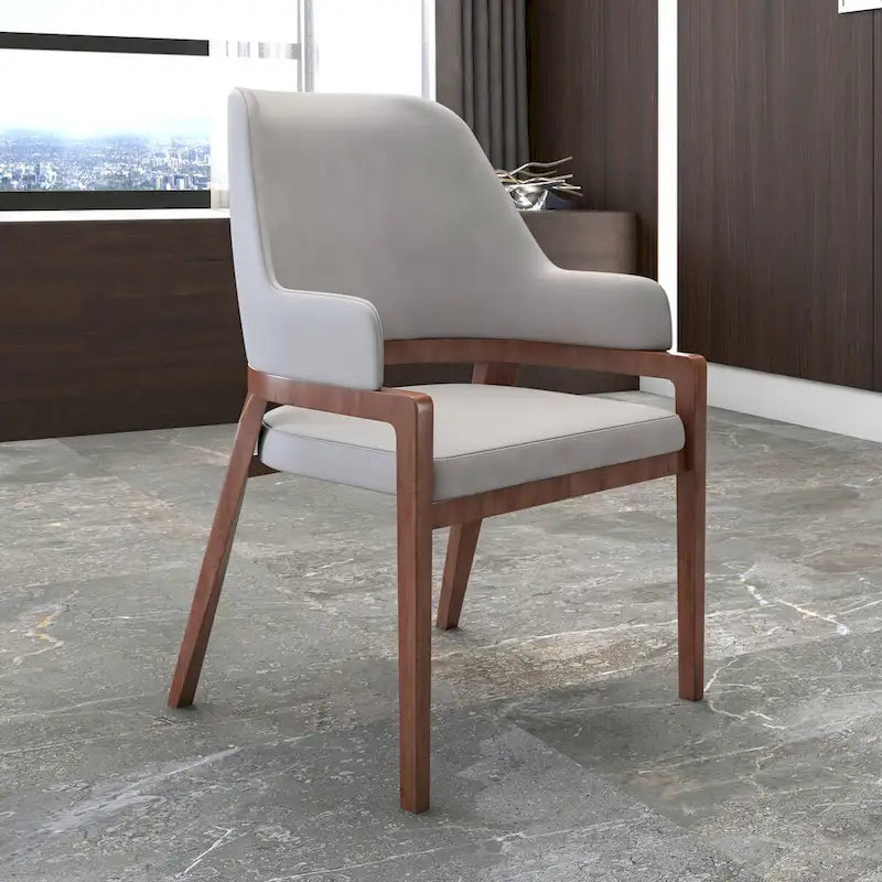 Chaise de salle à manger en cuir avec dossier ouvert incurvé et pieds en bois d'hévéa