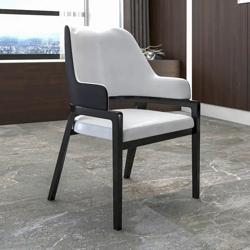 Chaise de salle à manger en cuir avec dossier ouvert incurvé et pieds en bois d'hévéa