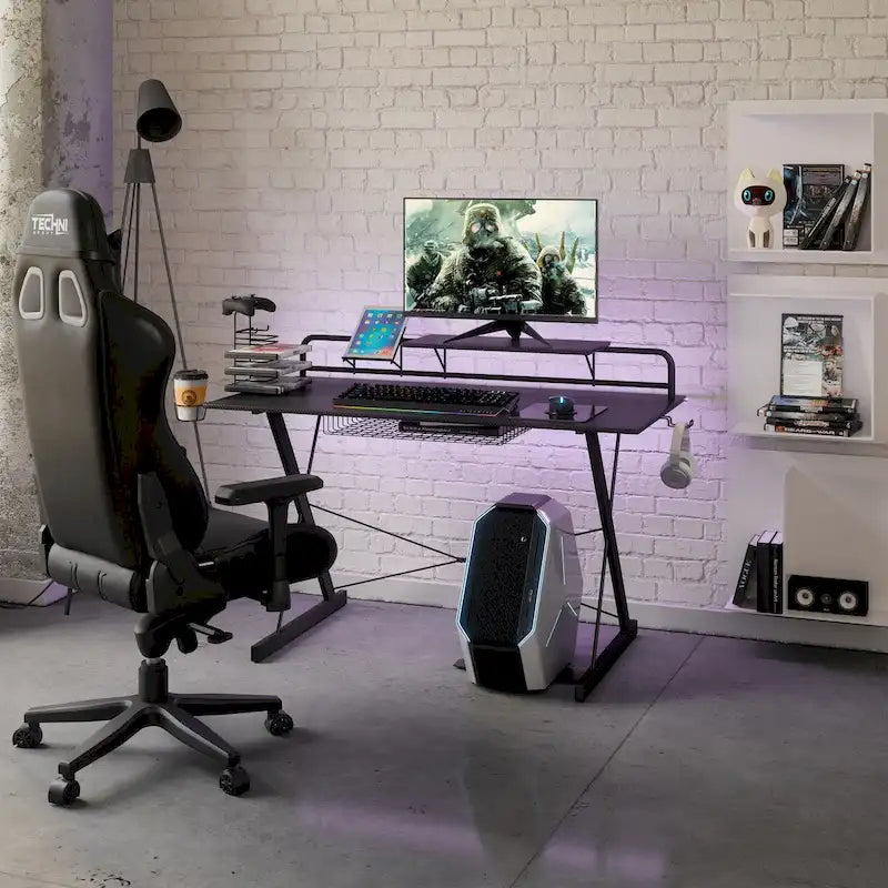 Bureau d'ordinateur gaming en carbone avec étagères