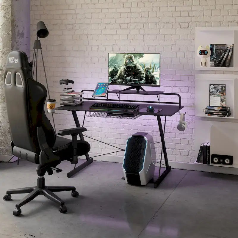 Bureau d'ordinateur gaming en carbone avec étagères